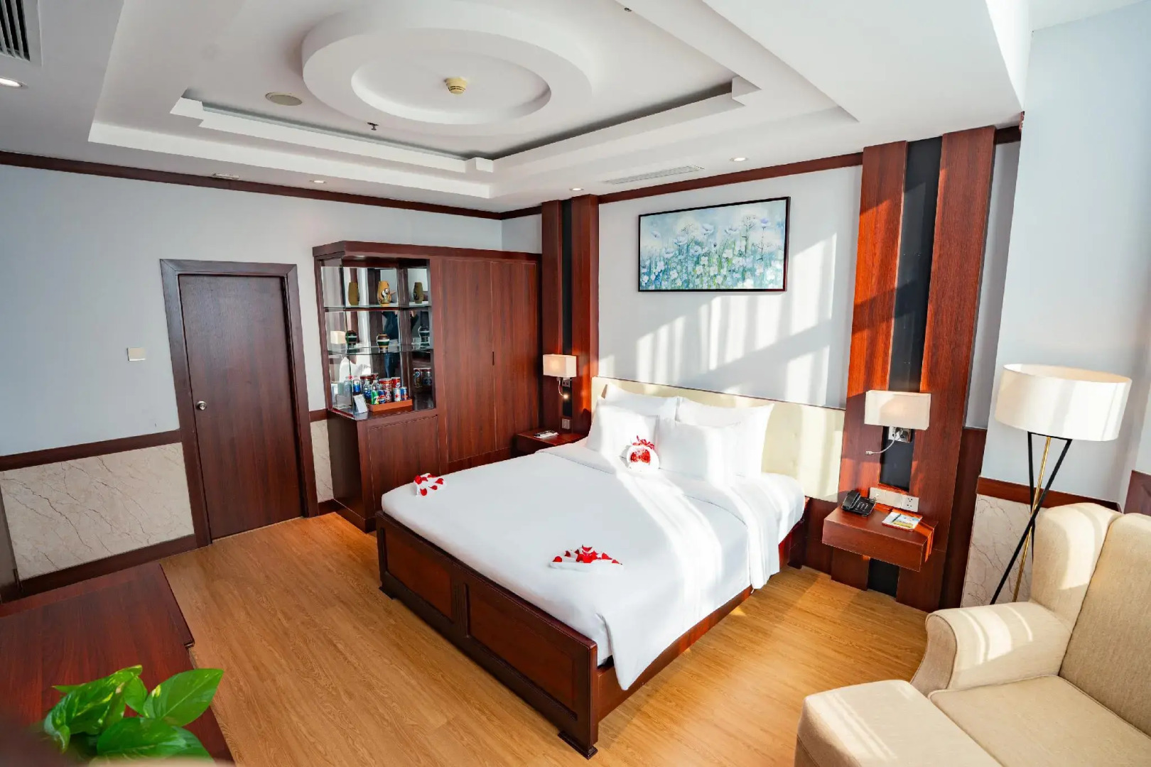 Van Phat Riverside Hotel