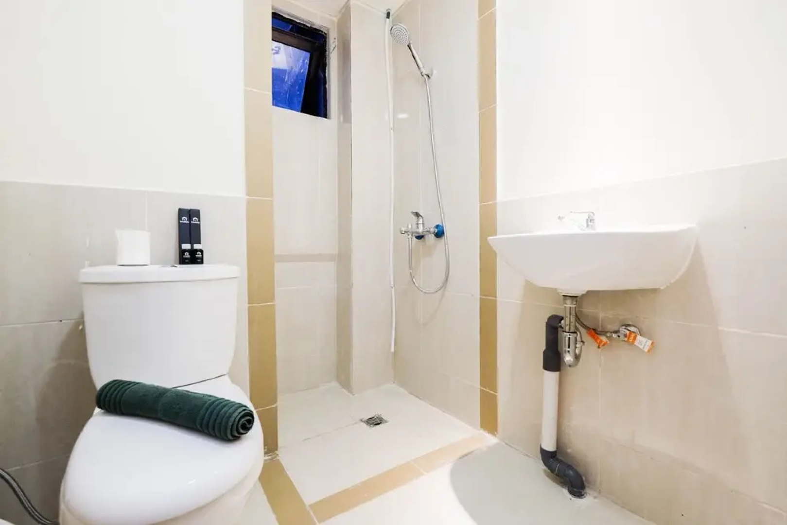 Homey And Cozy Living 1Br + Working Room At Meikarta Apartment