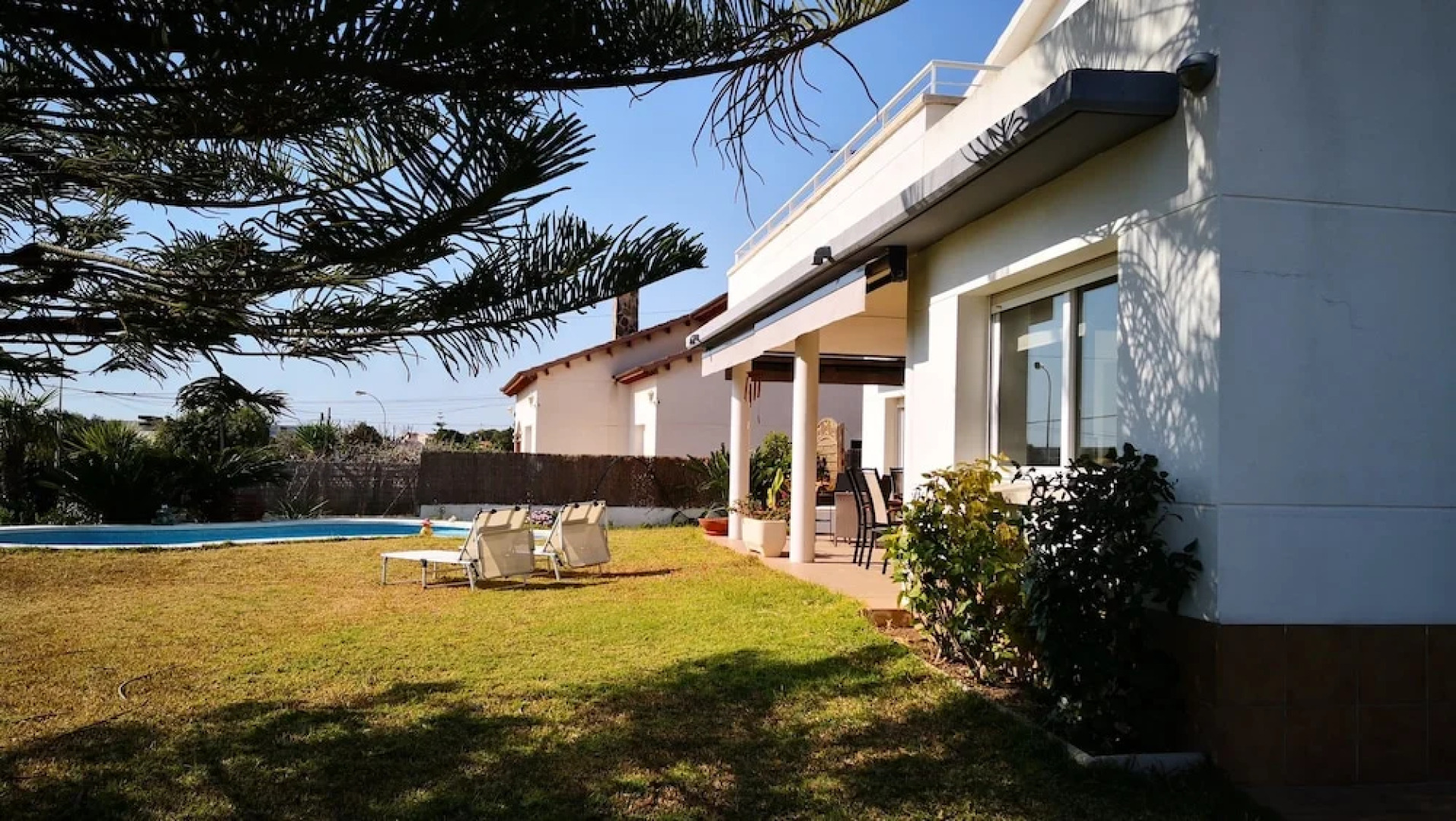 Villa familiar buhardilla piscina y BBQ
