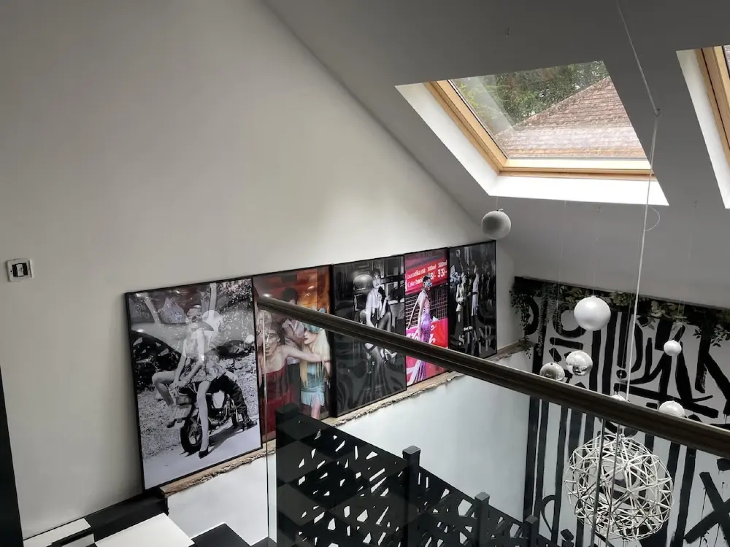 Artsy Retreat - Sleeps 8, Free Parking & Balcony