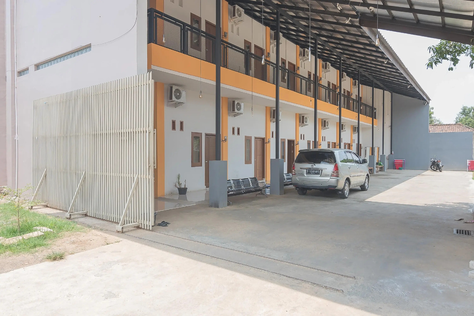 RedDoorz near Alun Alun KC Haurgeulis