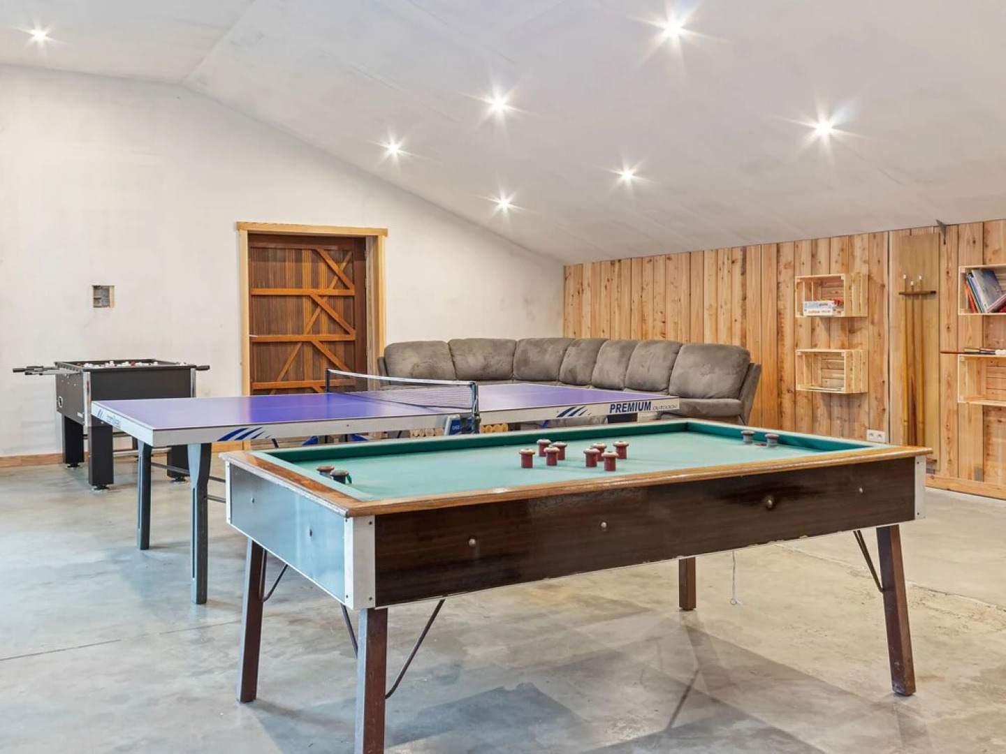 Beautifully Renovated Farmhouse for Groups, With Indoor Pool and Sauna