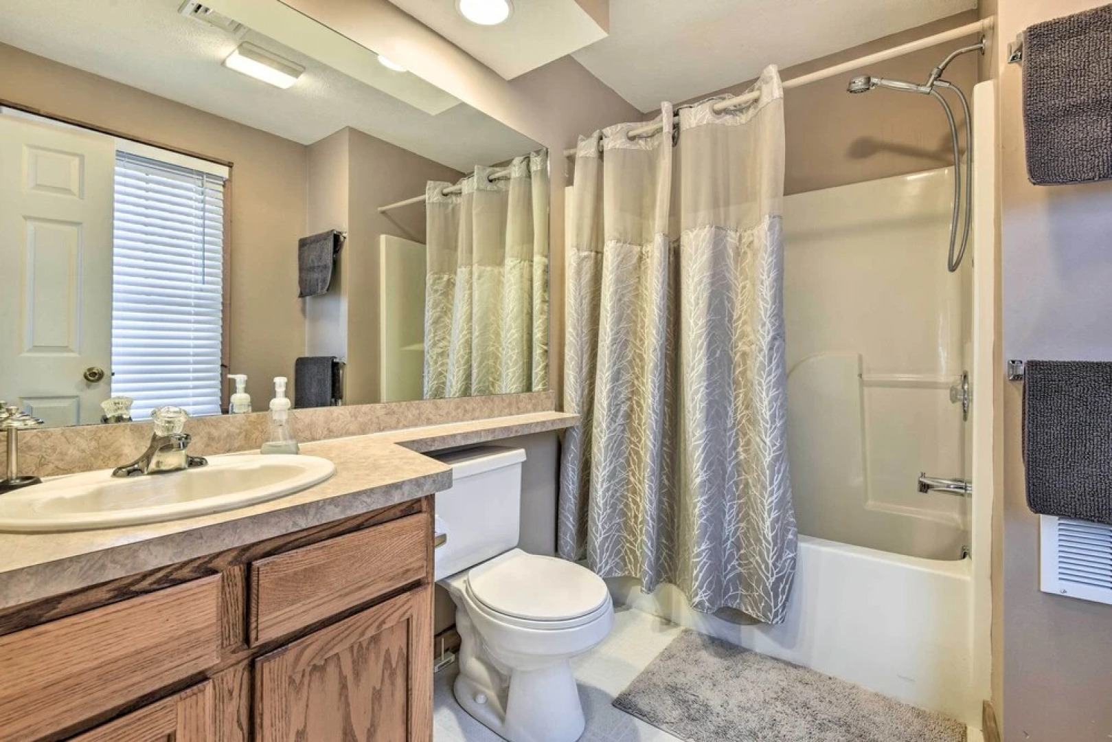 Tannersville Cozy Home w/ Deck, 1 Mi to Camelback!