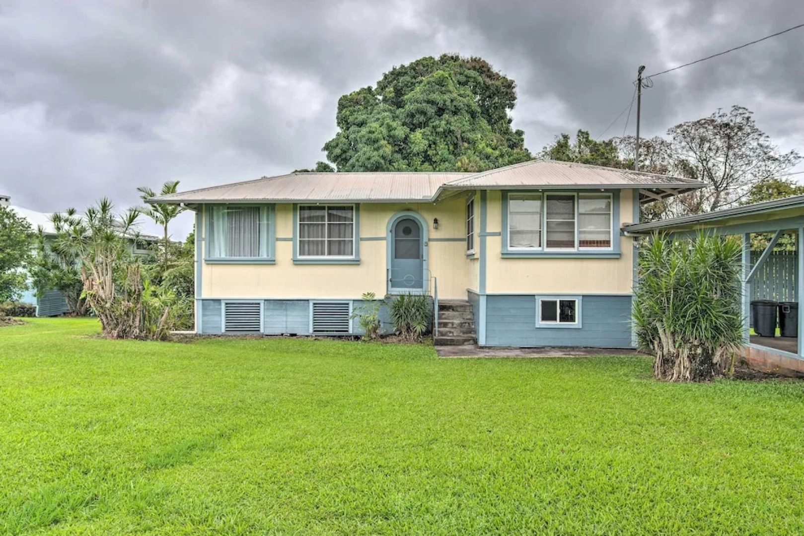 Hilo Home Base - 3 Miles to State Park & Beach!