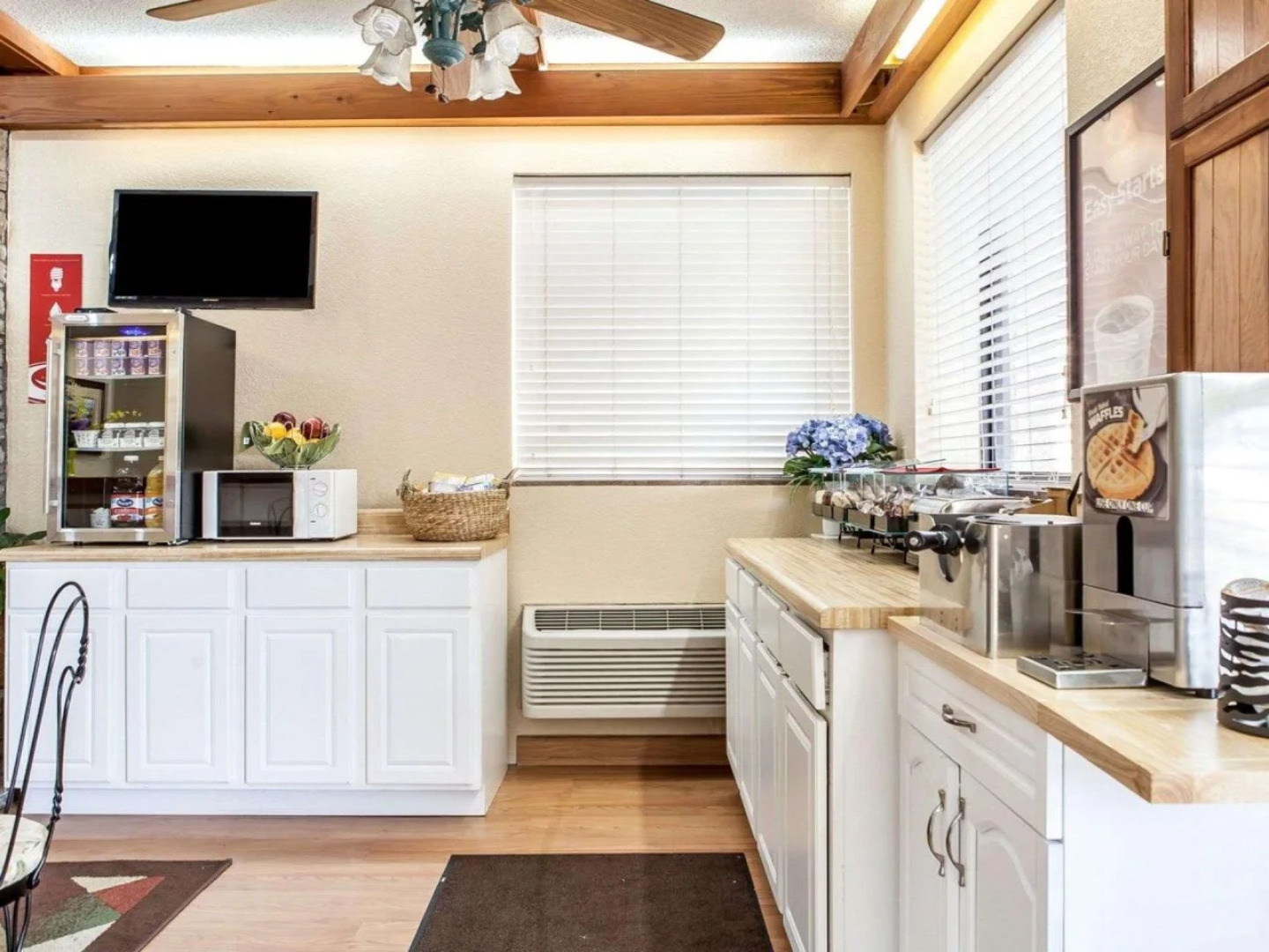 Econo Lodge Inn & Suites On The River