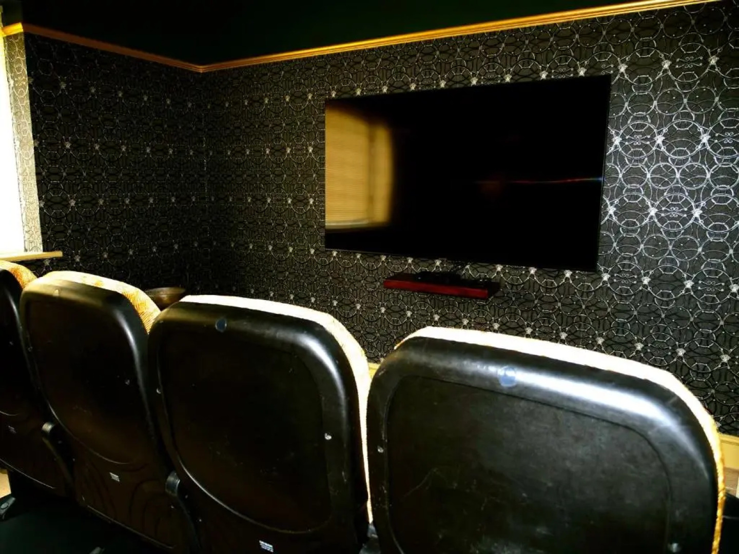 Deluxe 4/5 Bed Hot Tub Cinema Room 15