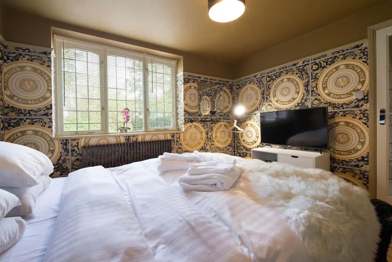 Deluxe 2/3 Bed Hottub Skytv