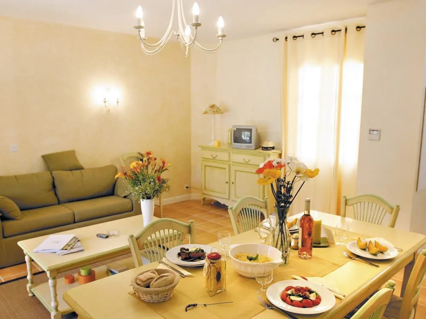 Attractive Holiday Home With two Bathrooms and a Jacuzzi