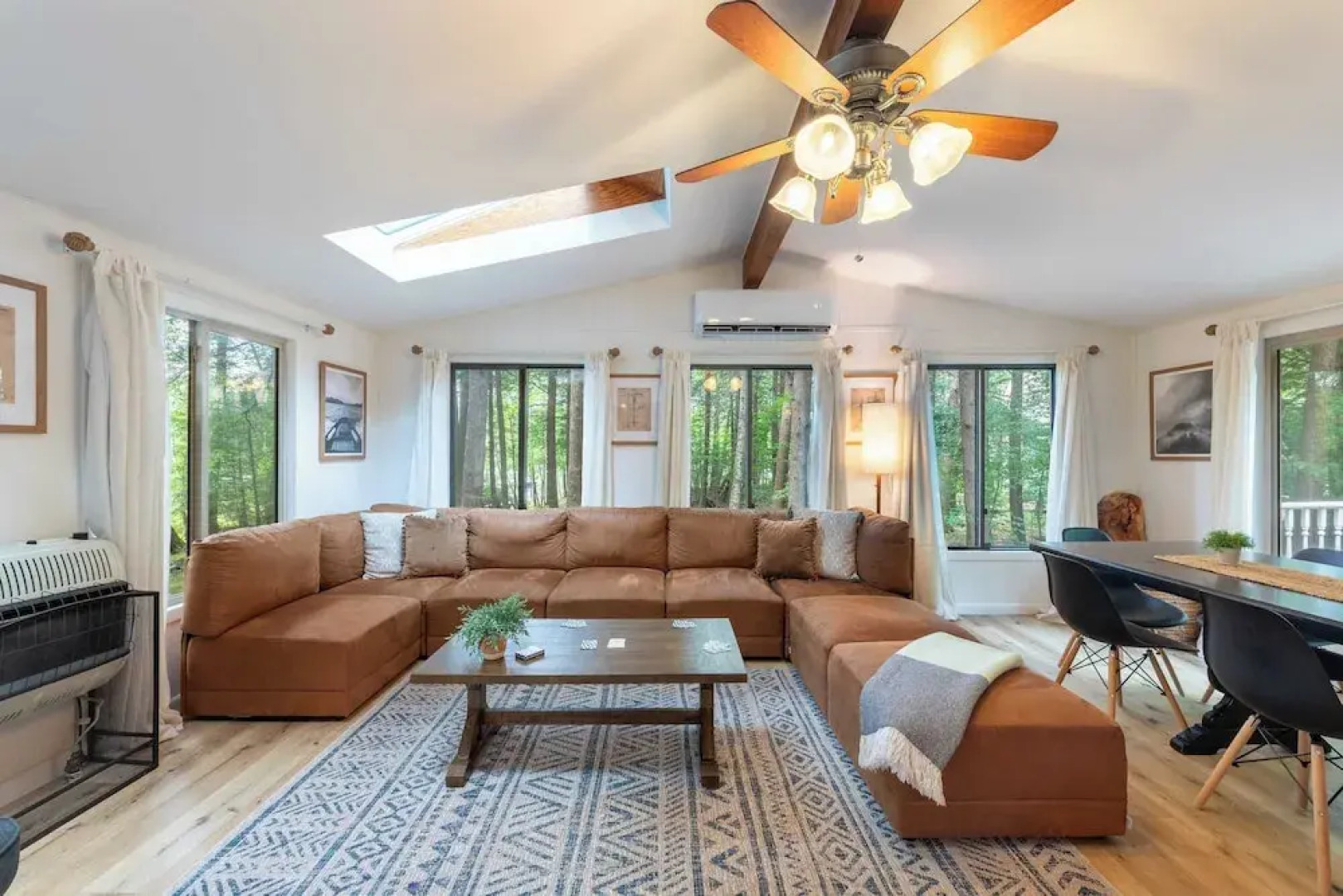 Lakeshore Oasis by Avantstay Private Beach, Views, Hot Tub, Volleyball