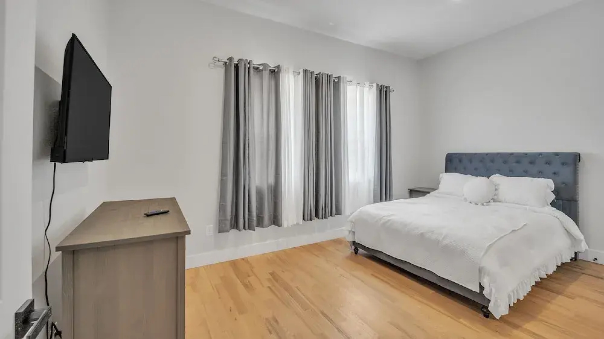 Charming Gem In Newark 3 Bedroom Apts by RedAwning