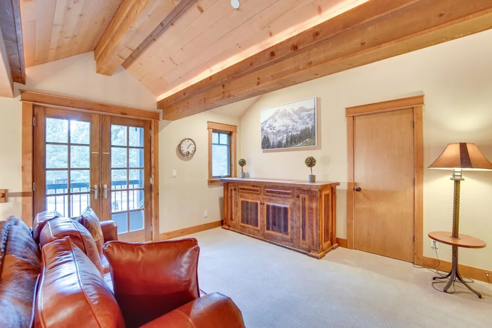 Spacious Cle Elum Cabin on Golf Course w/ Hot Tub!