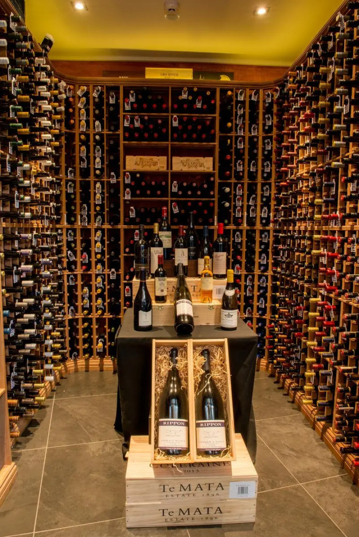 The Rees Hotel, Luxury Apartments & Lakeside Residences