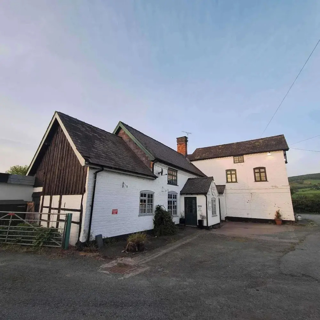 Green Dragon and Kitchen Pod - Sleeps 2 & Parking