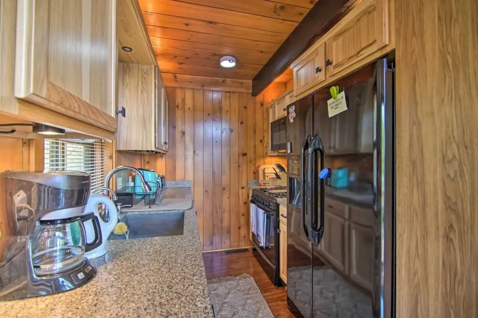 Serene Lakefront Escape: Boat Dock & Grill!