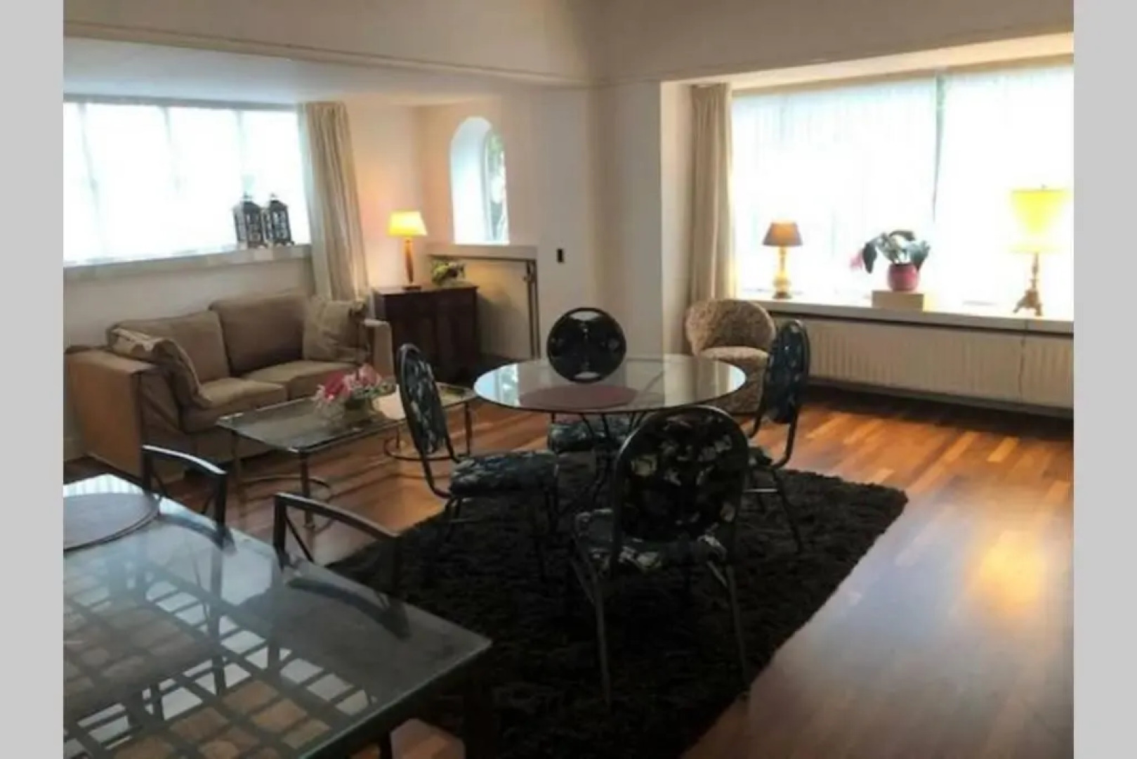 Vrijstaande rietgedekte villa nabij uitvalswegen