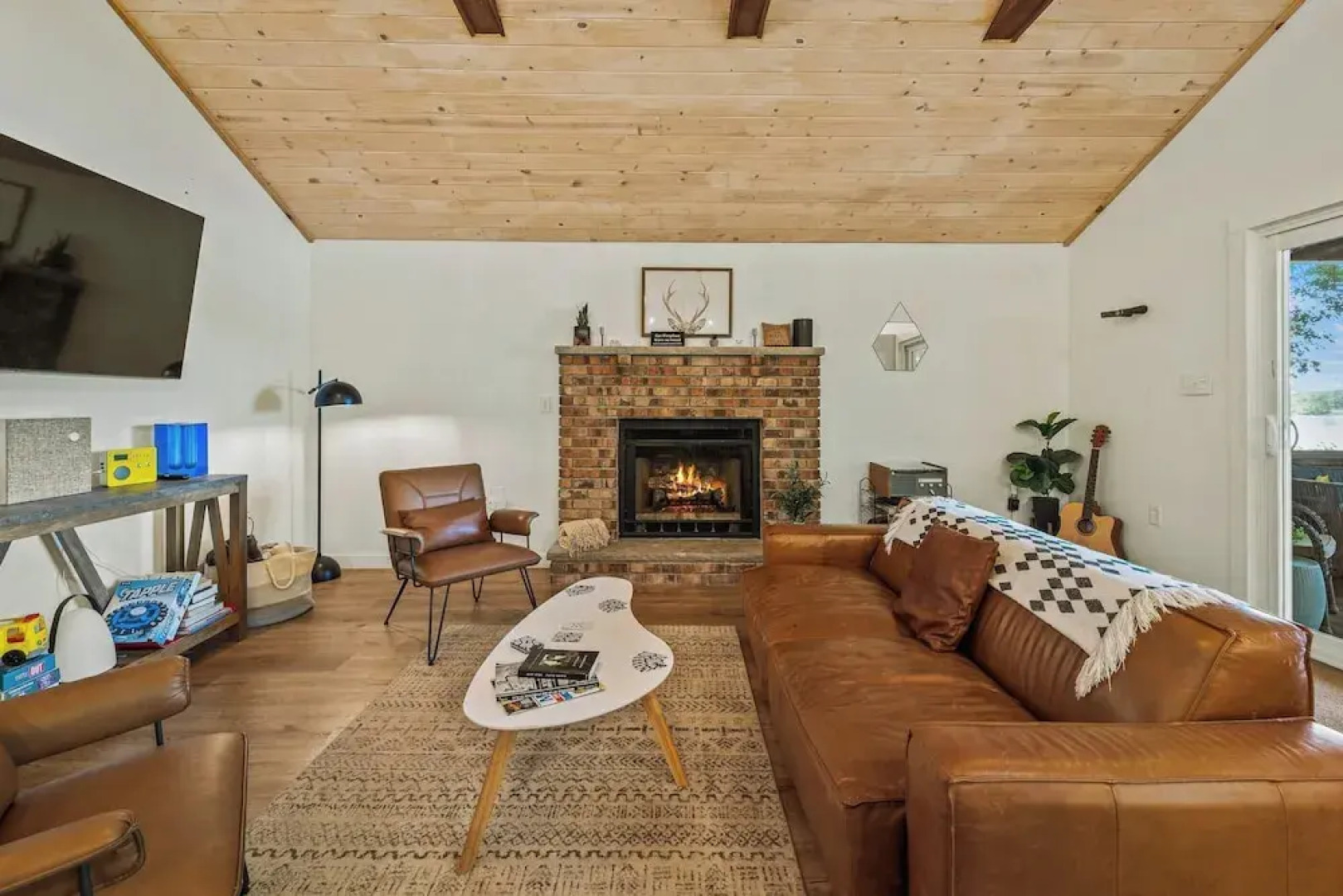 Lake Daze by Avantstay Lakefront w/ Modern Interior, Enclosed Porch & Hot Tub