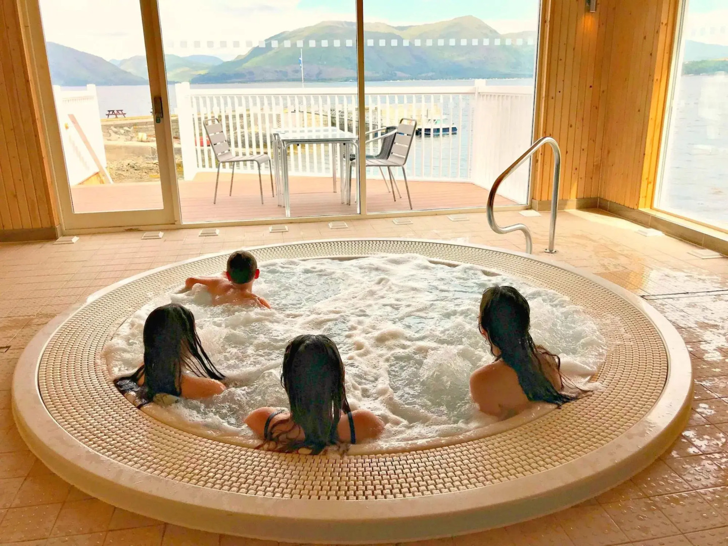 Holly Tree Hotel, Swimming Pool & Hot Tub