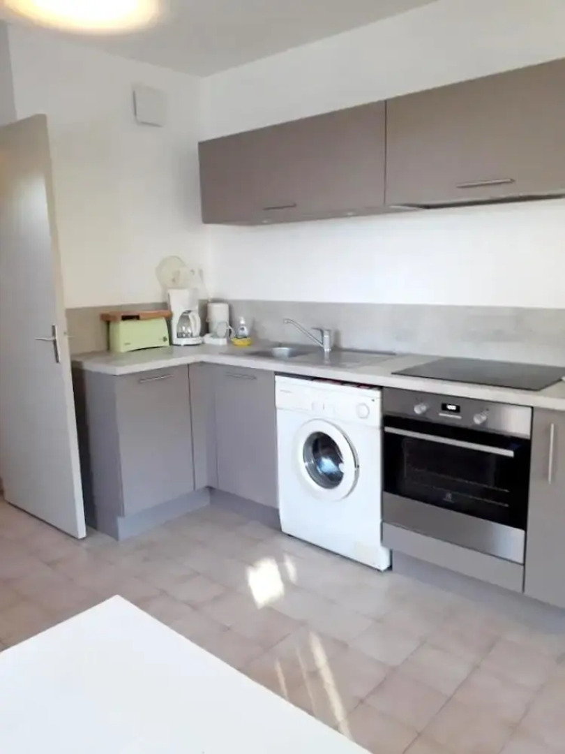 Studio in Sanary-sur-mer, With Wonderful Mountain View - 1 km From the Beach