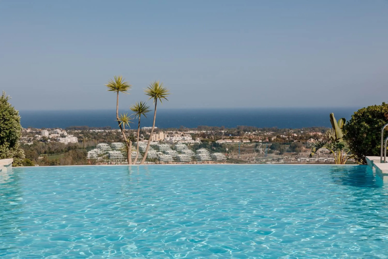 Modern and luxurious holiday home with sea views in Benahavís