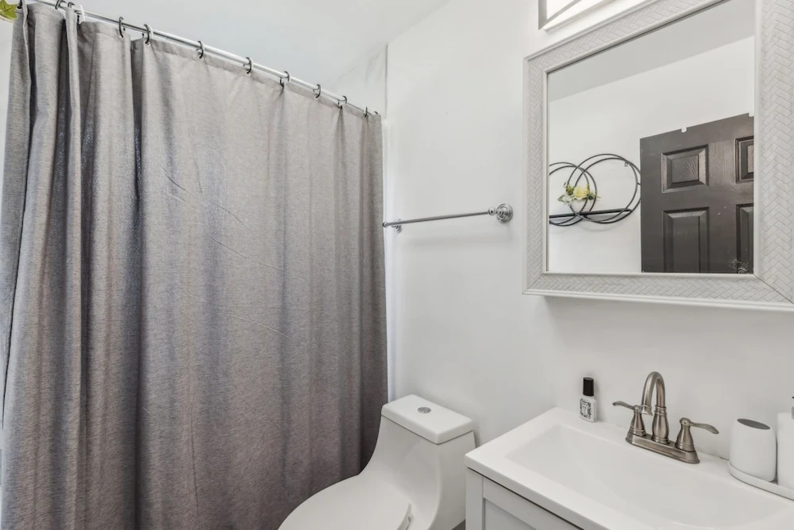 Queen G2 Mansion 3 Bedroom Home by RedAwning