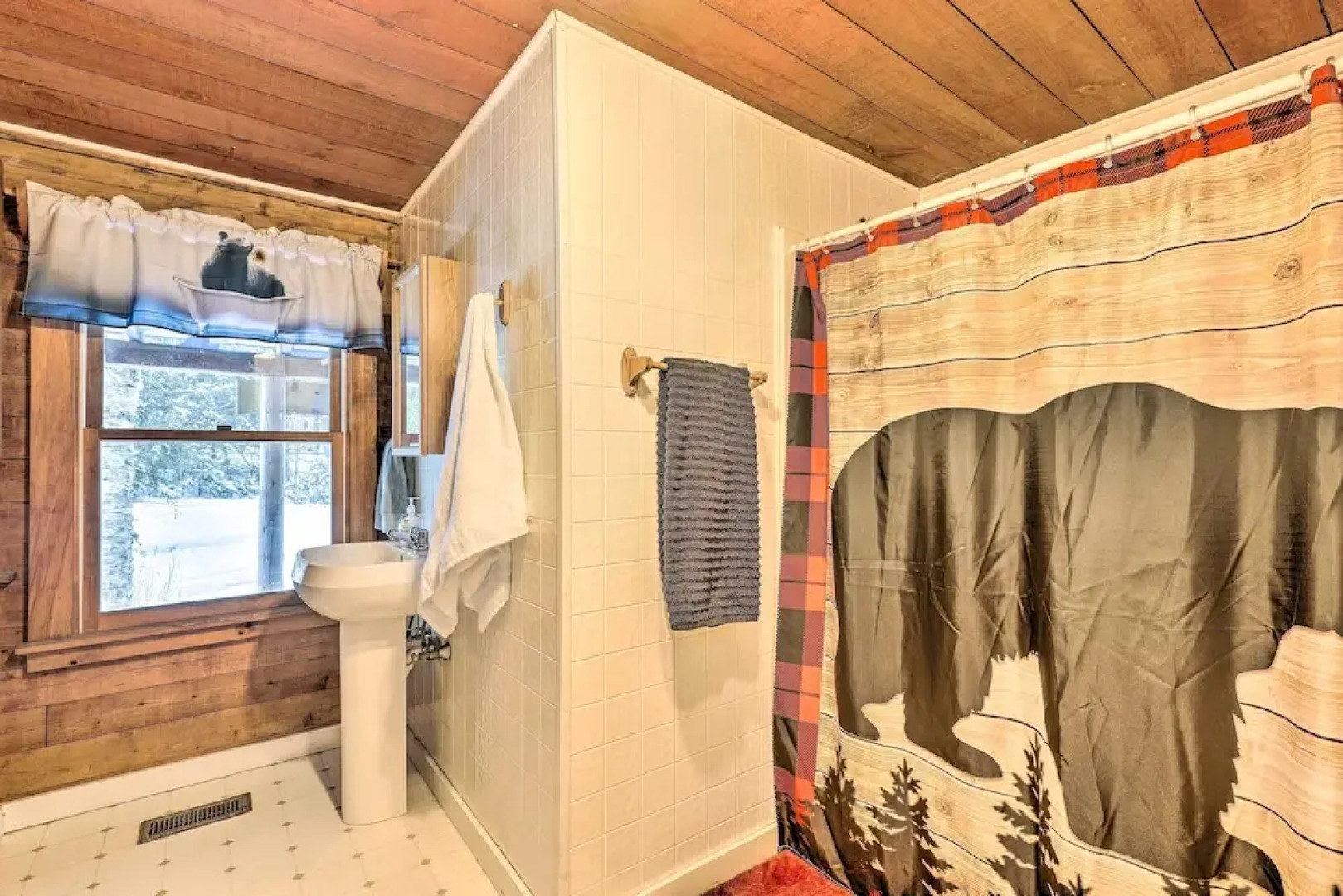 Black Bear Lodge: A Rural White Mtns Retreat