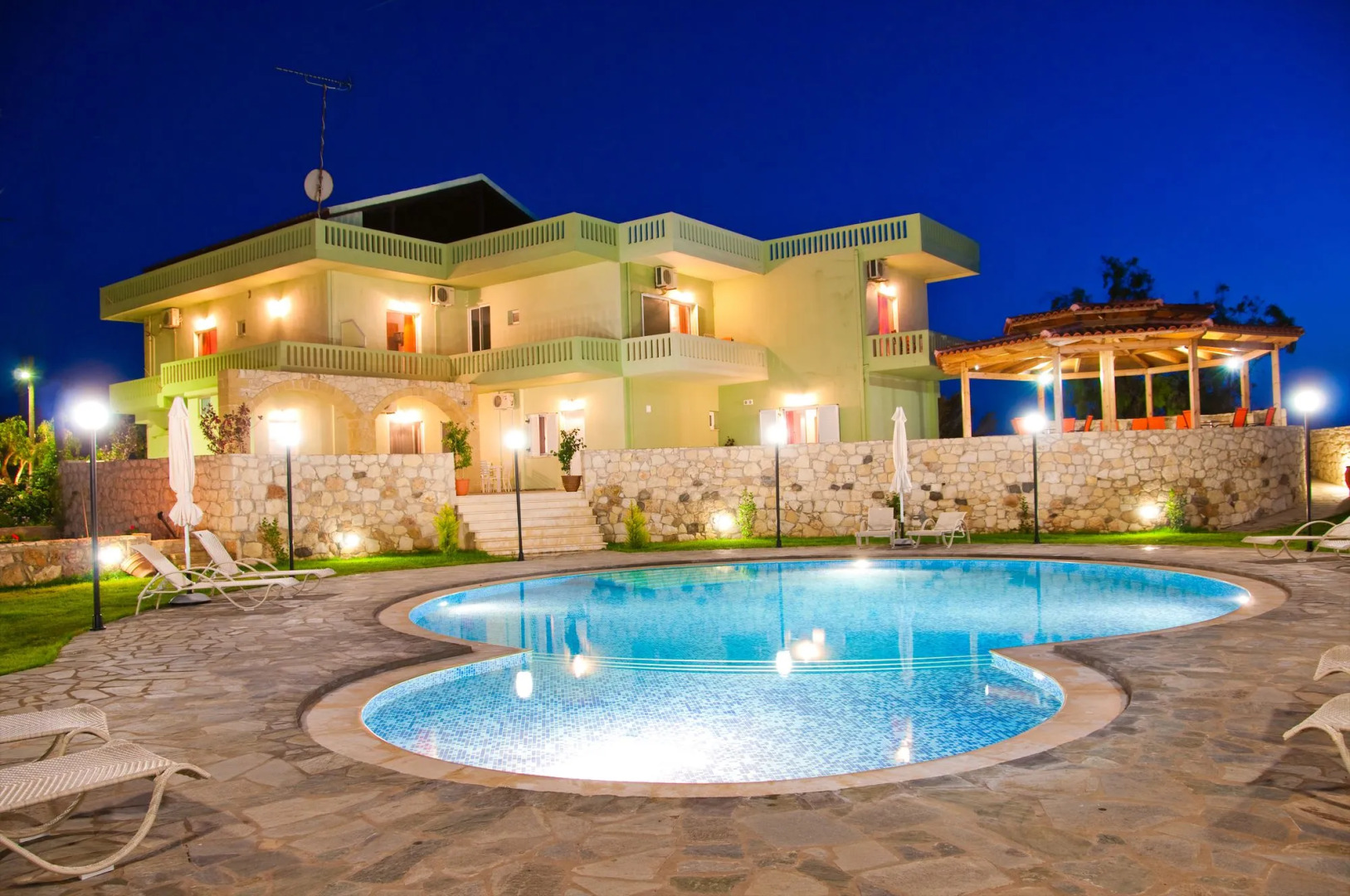 Petritos Rooms and Studios