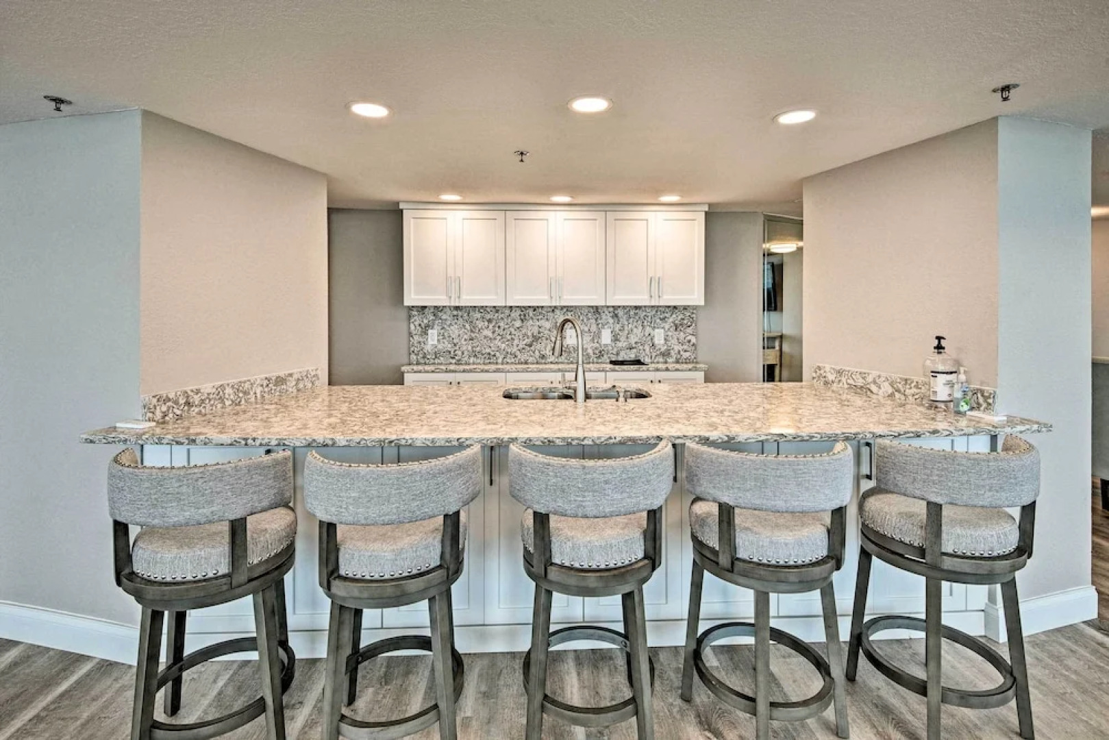 Beautiful Daytona Beach Shores Condo w/ Hot Tub!