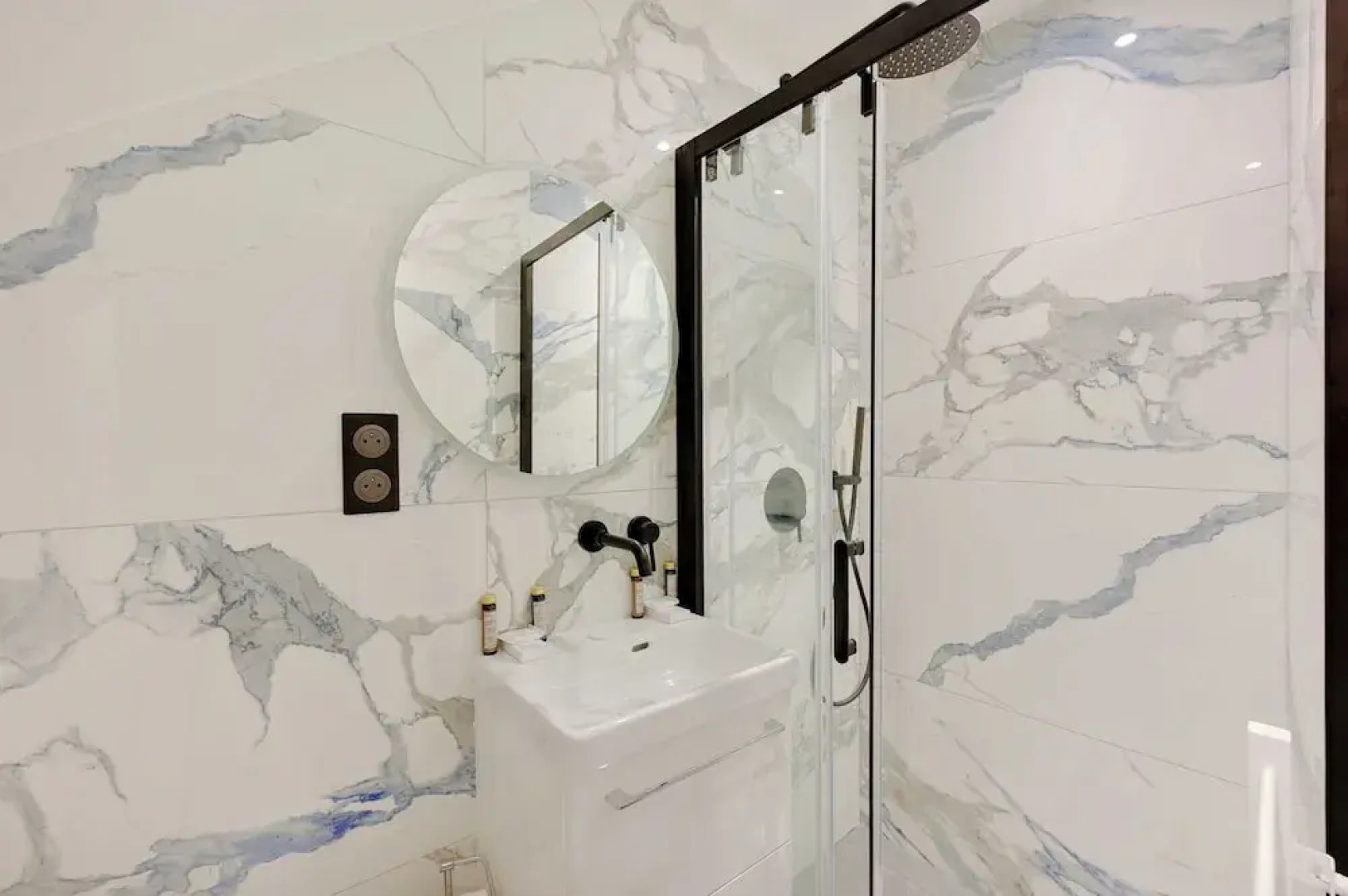 Modern Apartment With Terrace