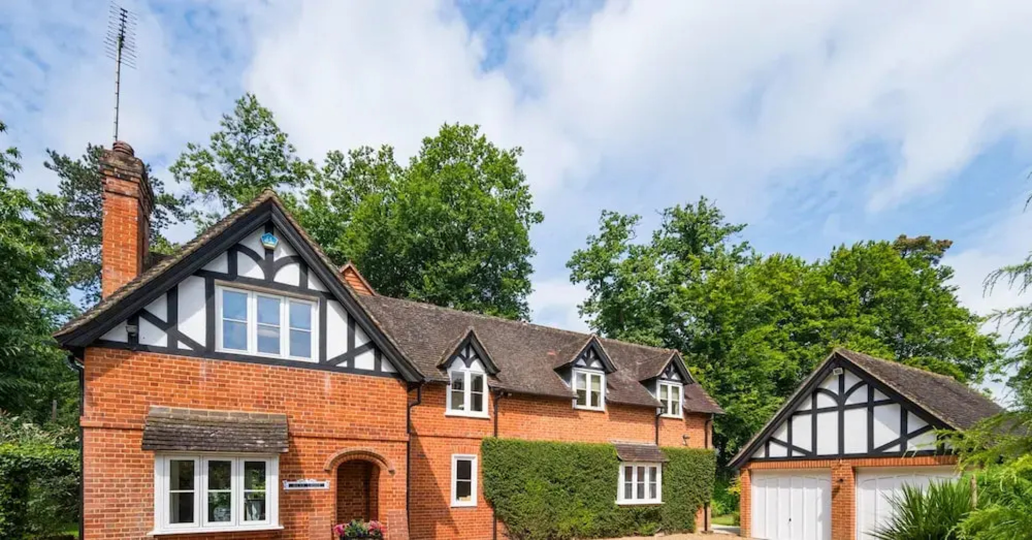 Magnolia Lodge - 4 Beds Fabulous Garden Parking