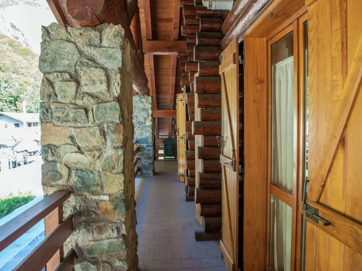 Apartment With Fireplace