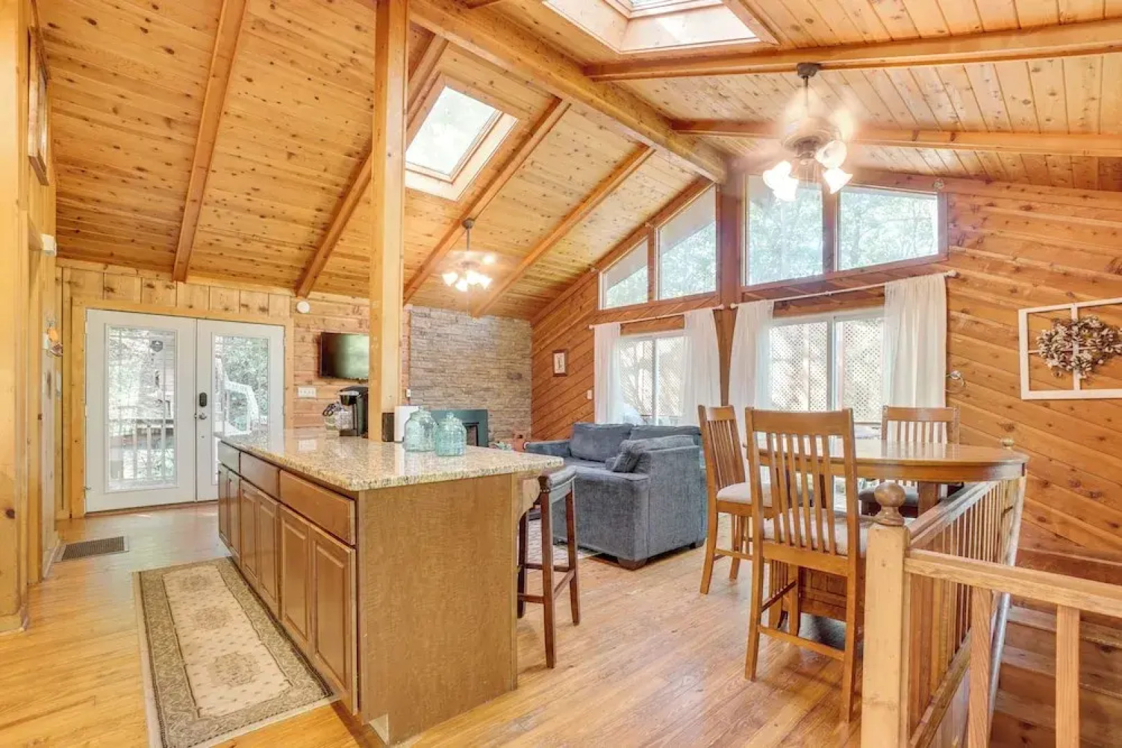 Private Hot Tub & Game Room: Cleveland Getaway