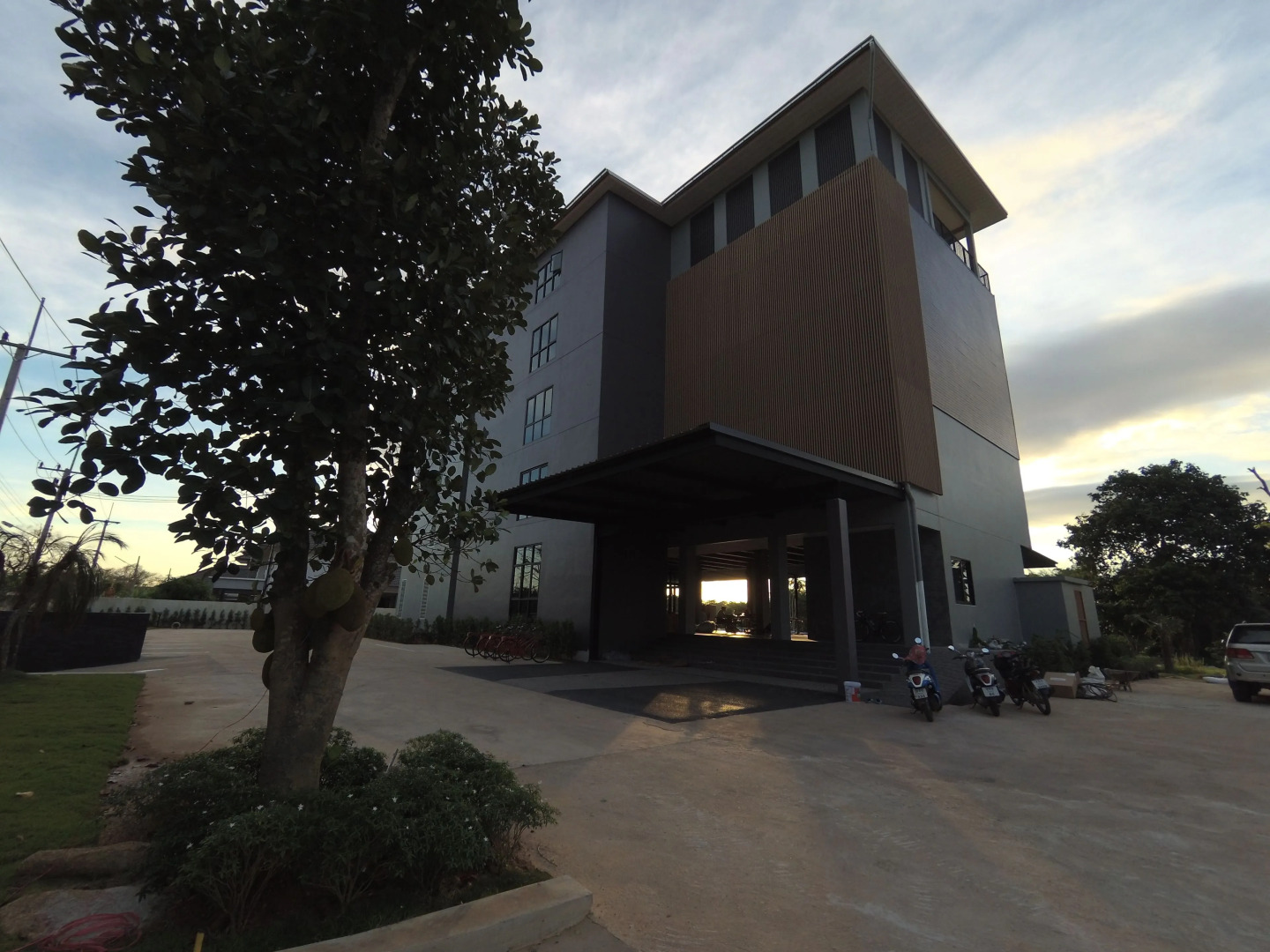 Riverawan Hotel (SHA Plus+)