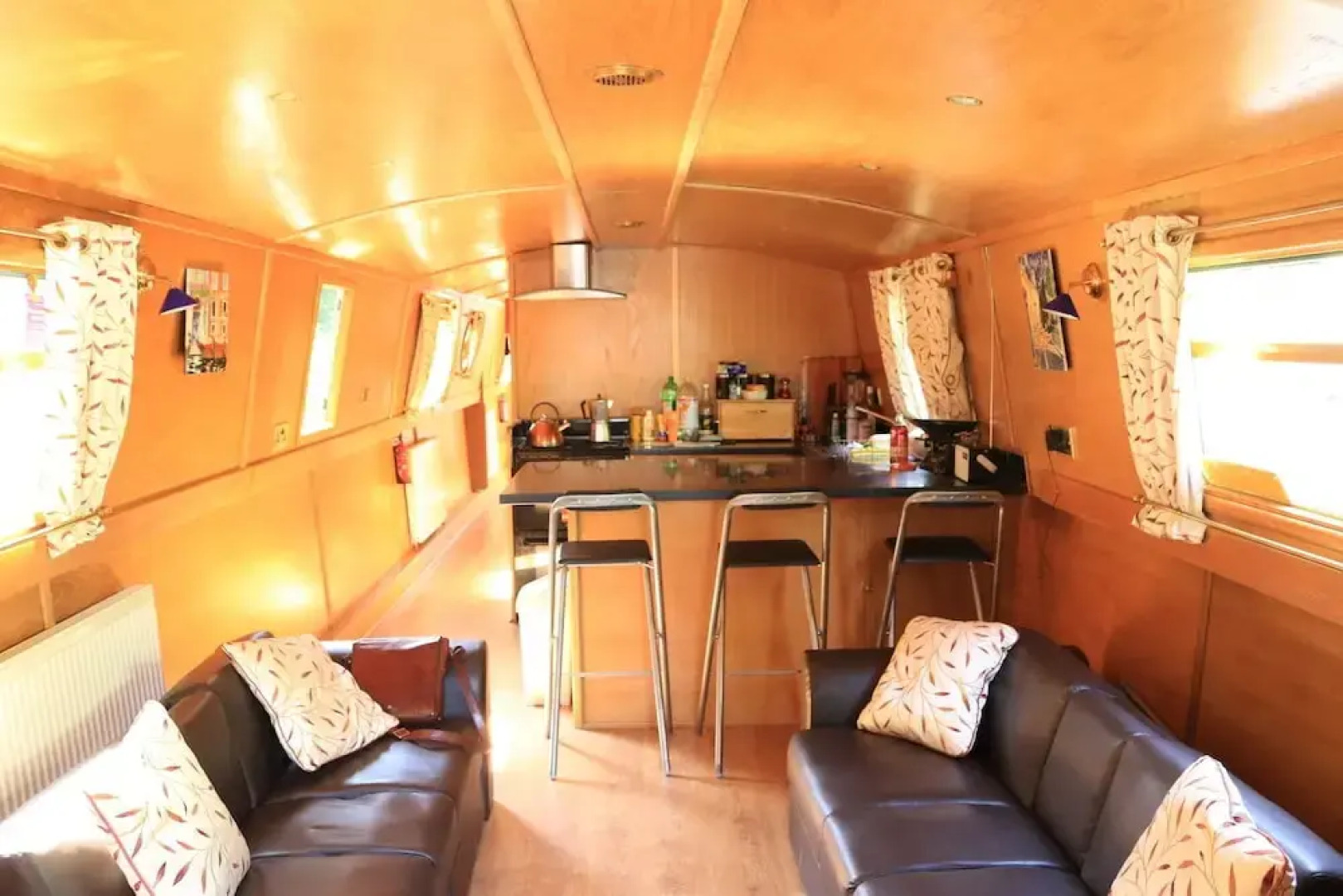 Idyllic Houseboat - Sleeps Six