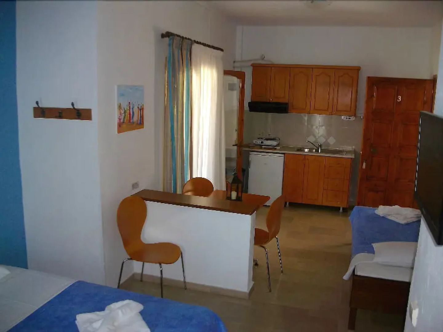 Pella House Studios & Apartments