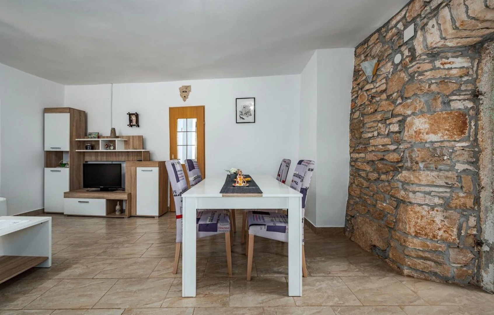 Beautiful Home in Divsici With Wifi and 1 Bedrooms