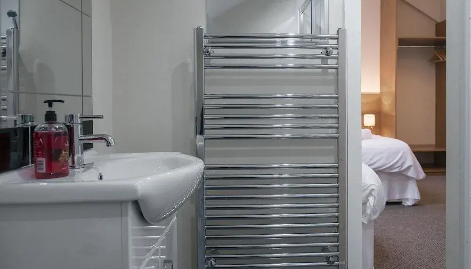 Cargo Cafe Apartments - Guest House