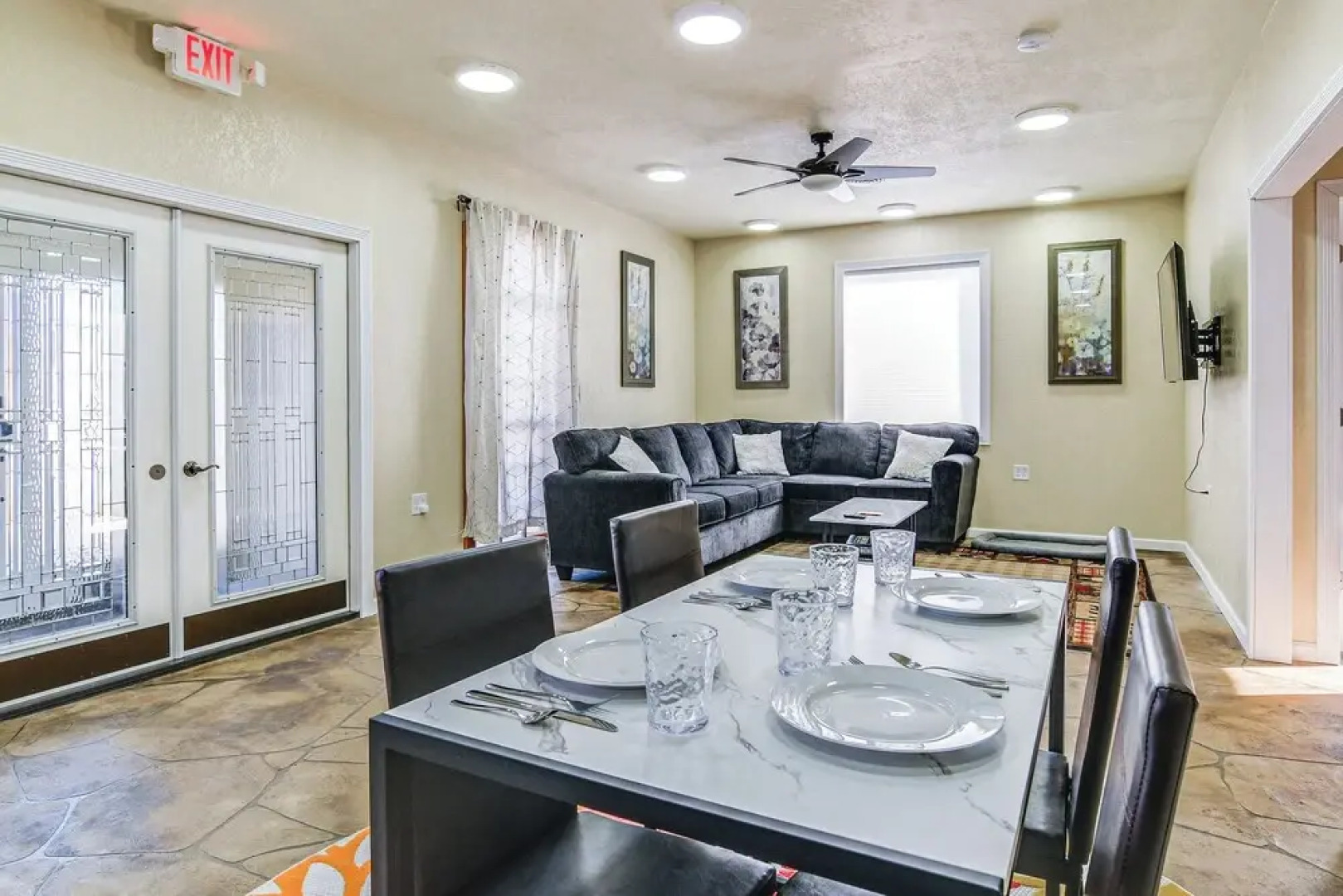 2 Mi to Main St: Newton Guest House