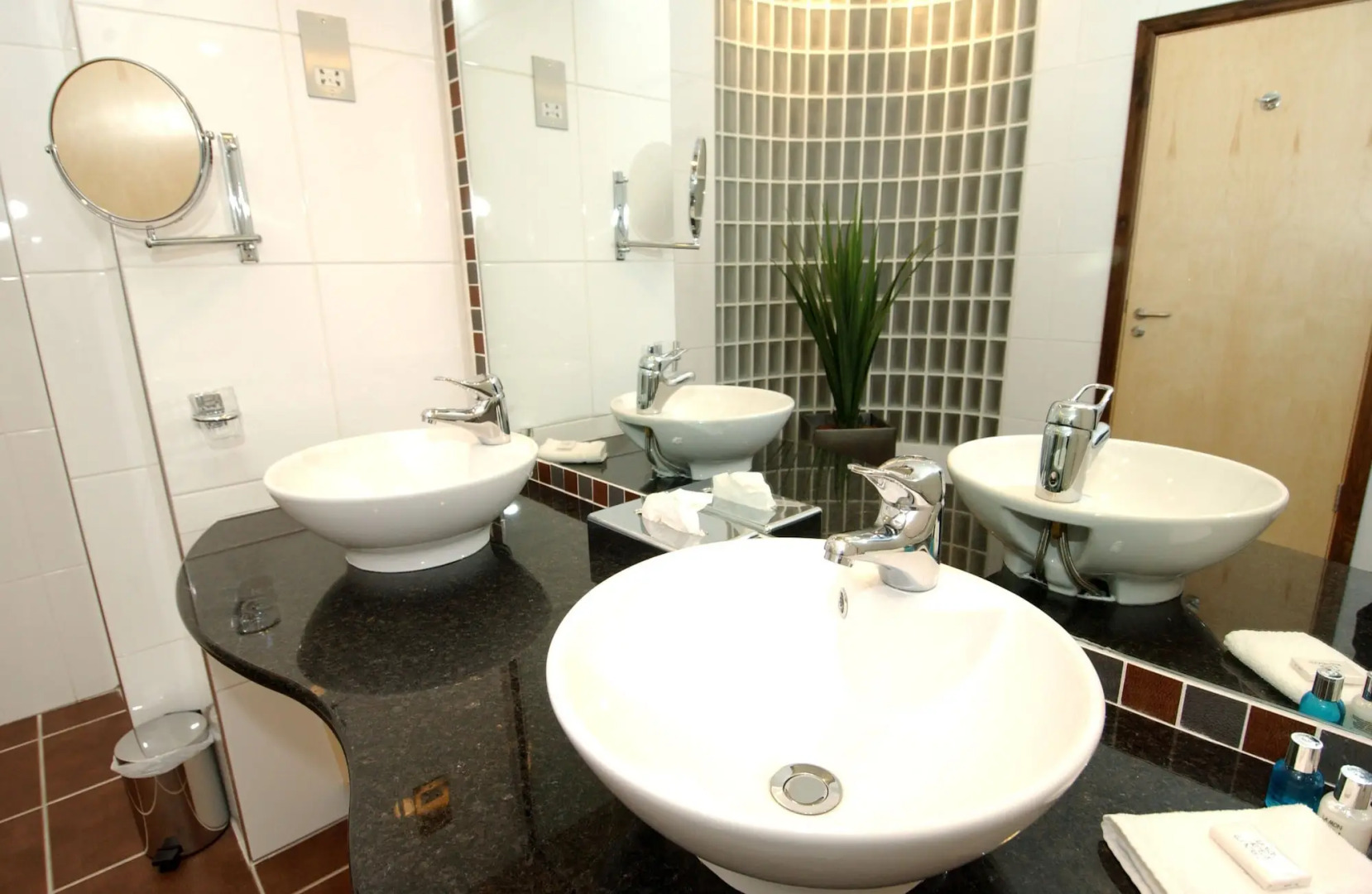 La Mon Hotel And Country Club