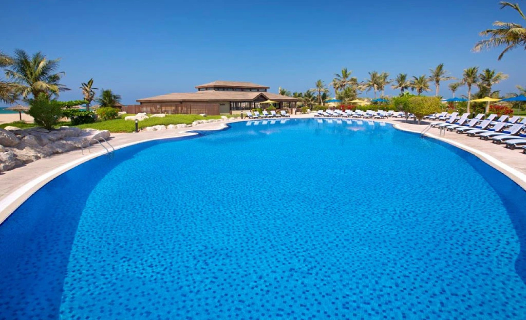 Курортный отель Sofitel Al Hamra Beach Resort