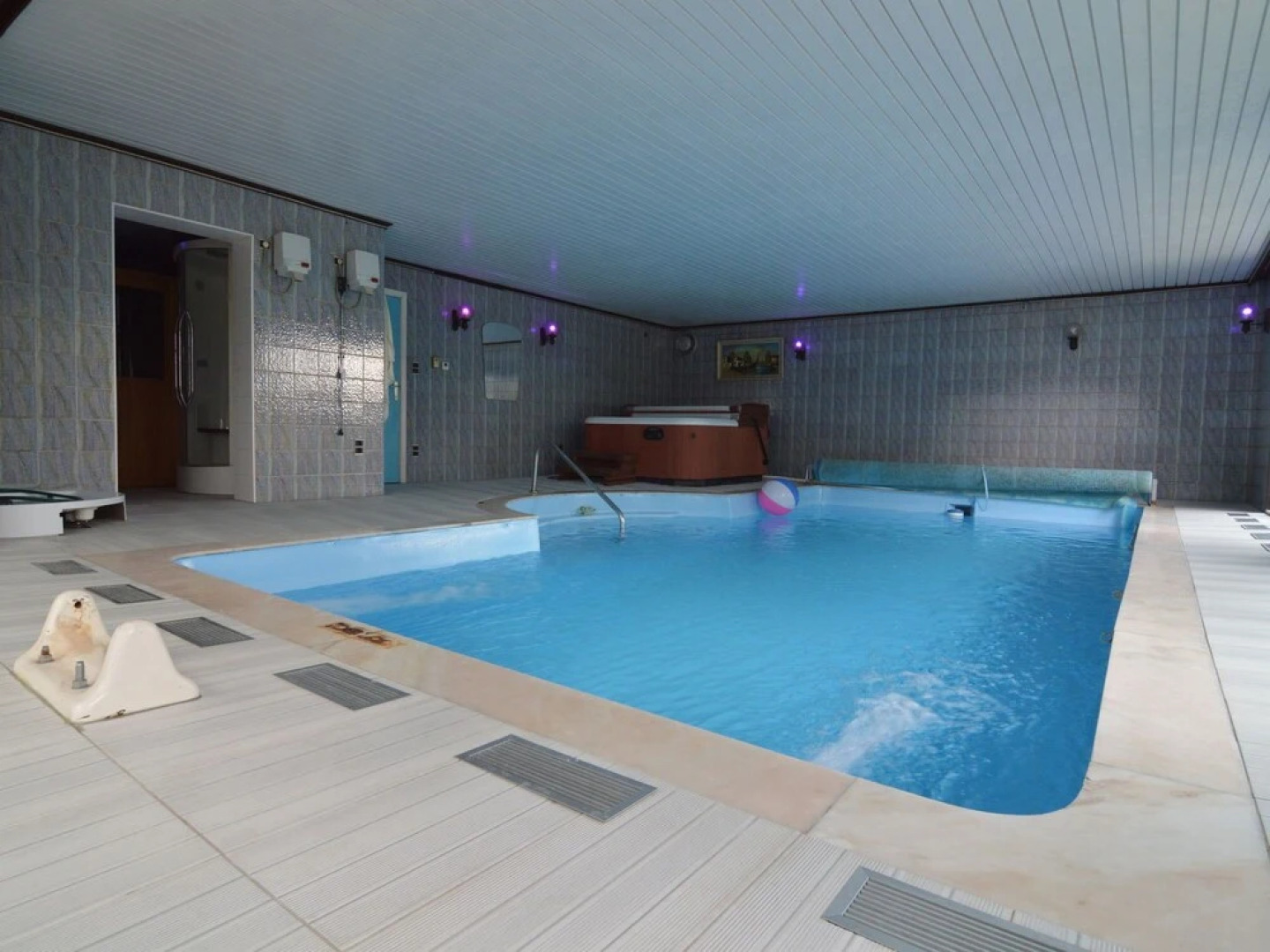 Charming Holiday Home with Hot Tub in Bree