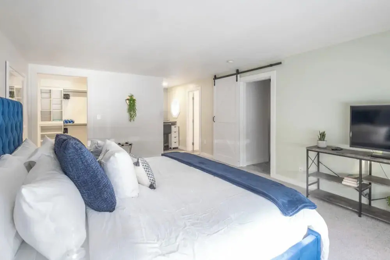 Private Pool & Screened Deck: Mashpee Home!