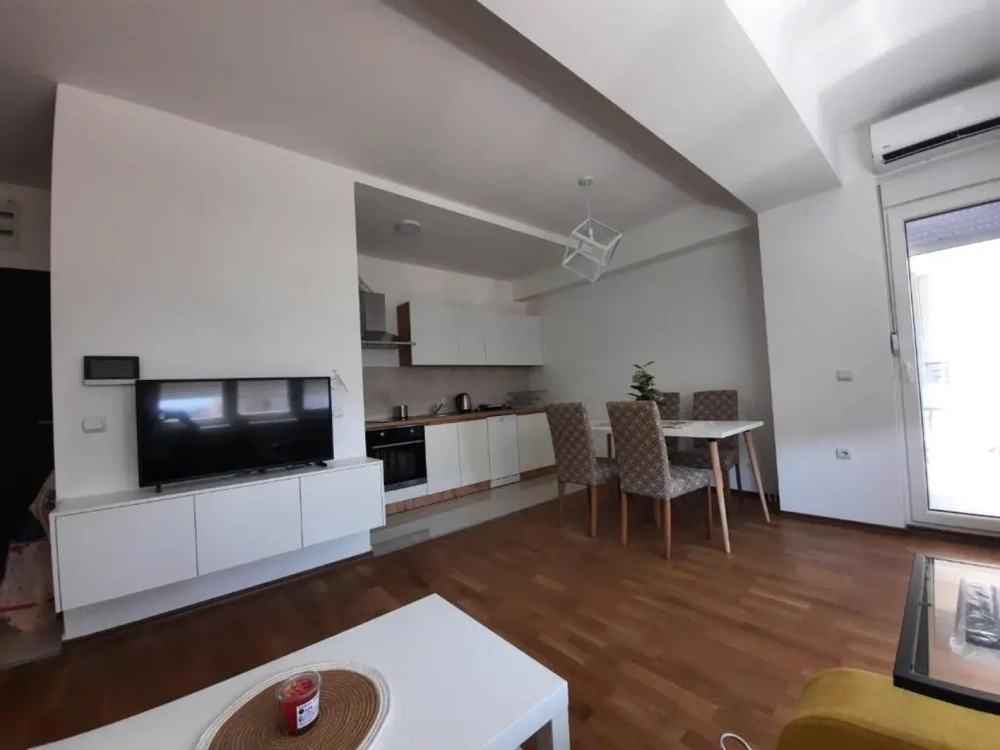 New modern 1 bedroom apartment with free parking