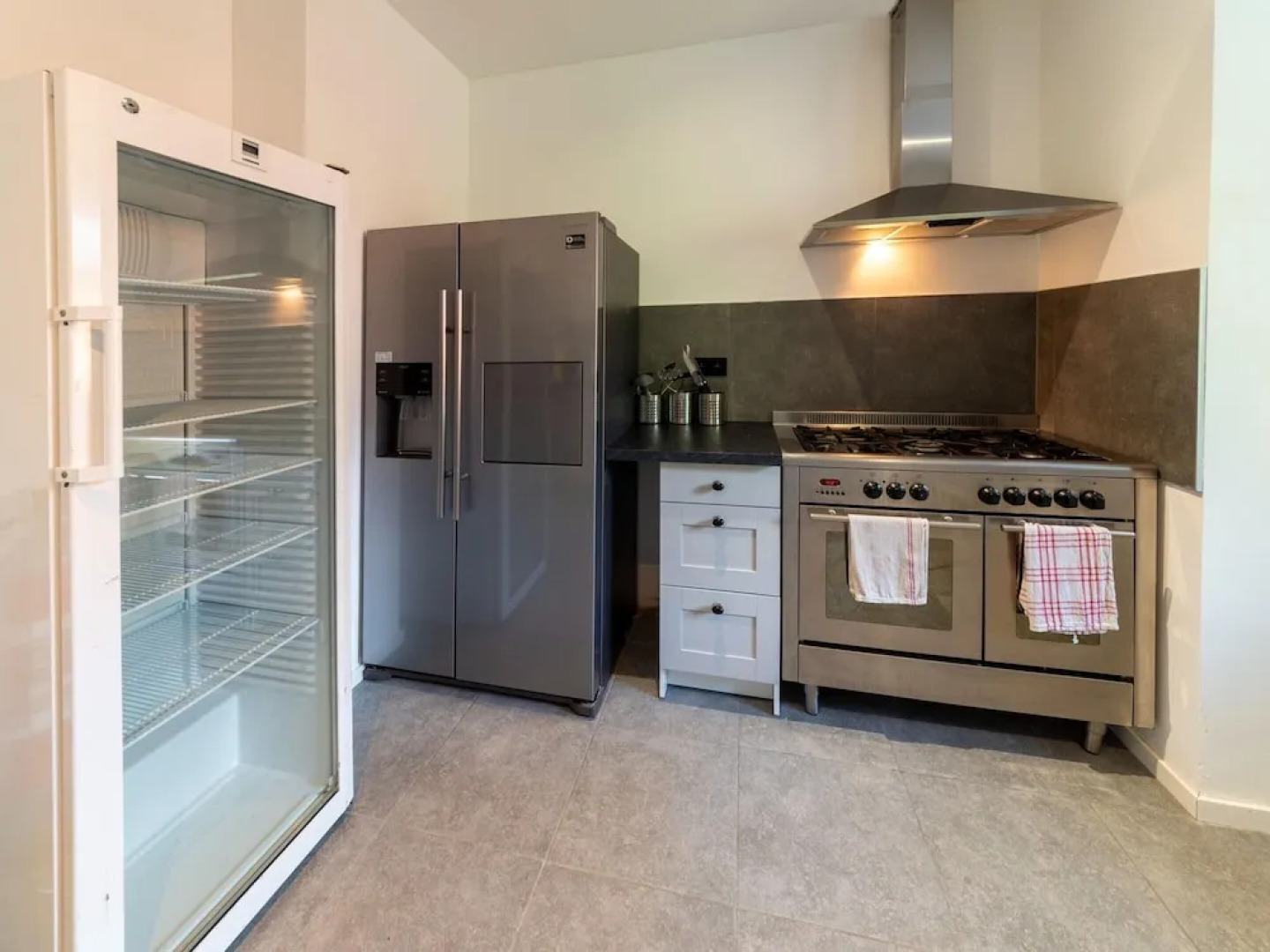 Mansion With Pool & Bar