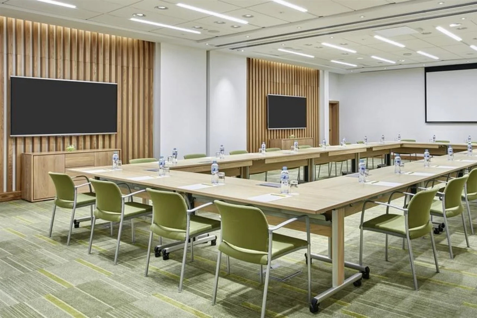 Hilton Garden Inn Dubai, Mall Avenue