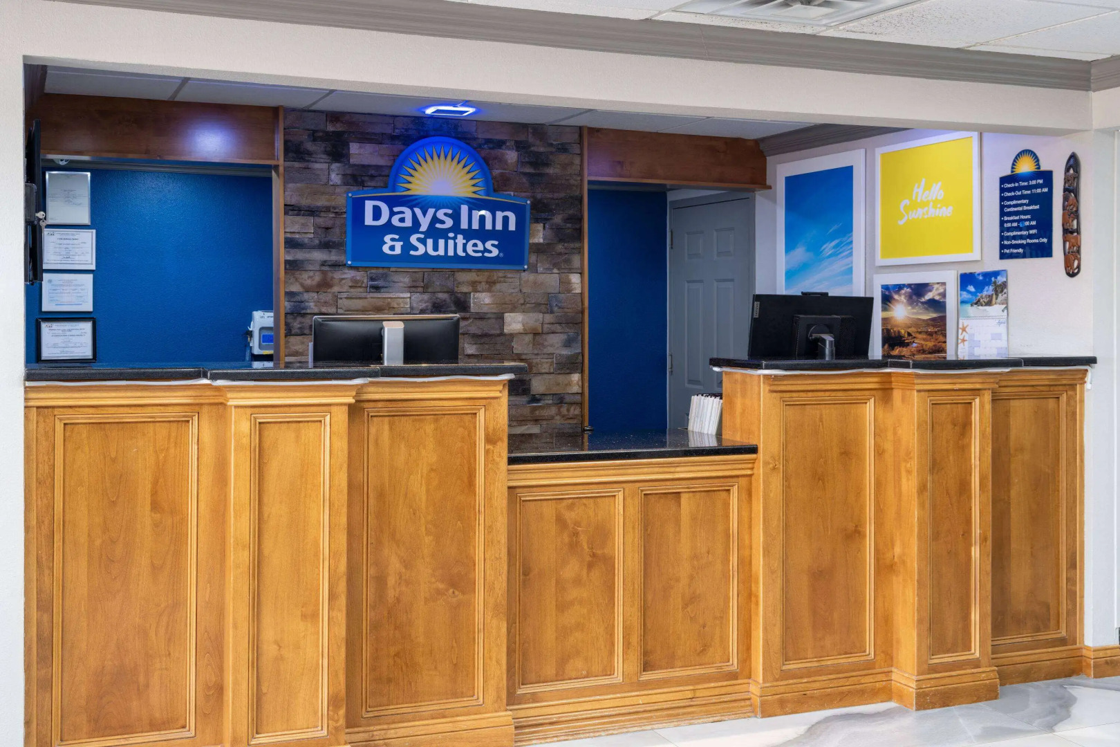Days Inn & Suites by Wyndham Commerce