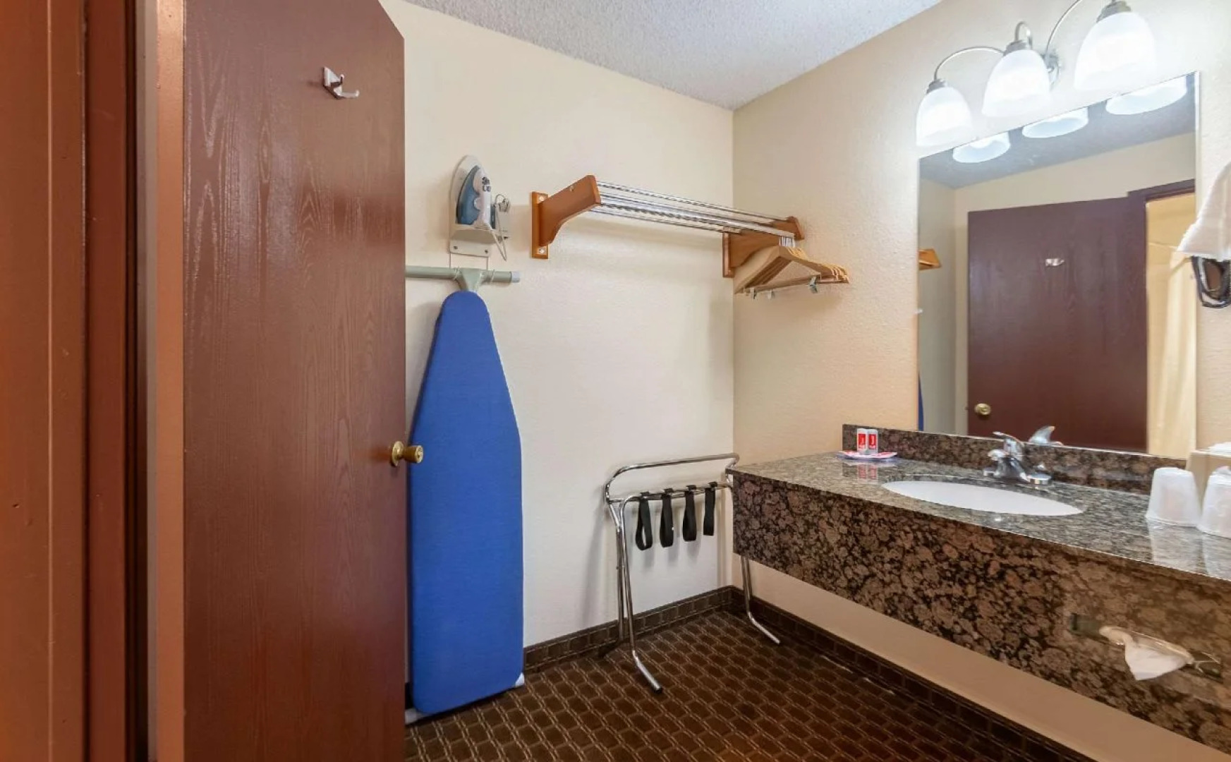 Econo Lodge Inn & Suites Hillsboro - Portland West
