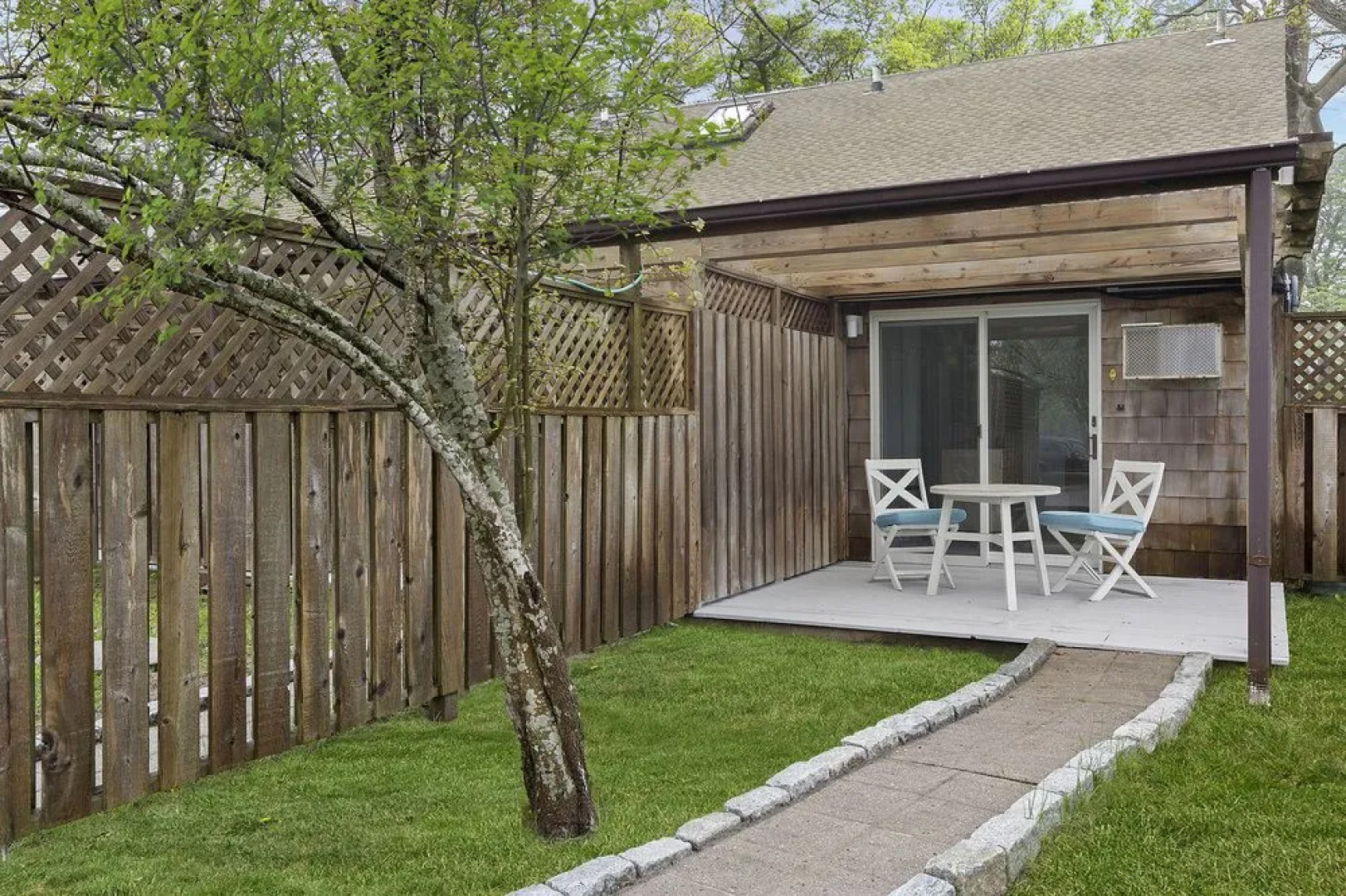 Village Latch Inn Hotel