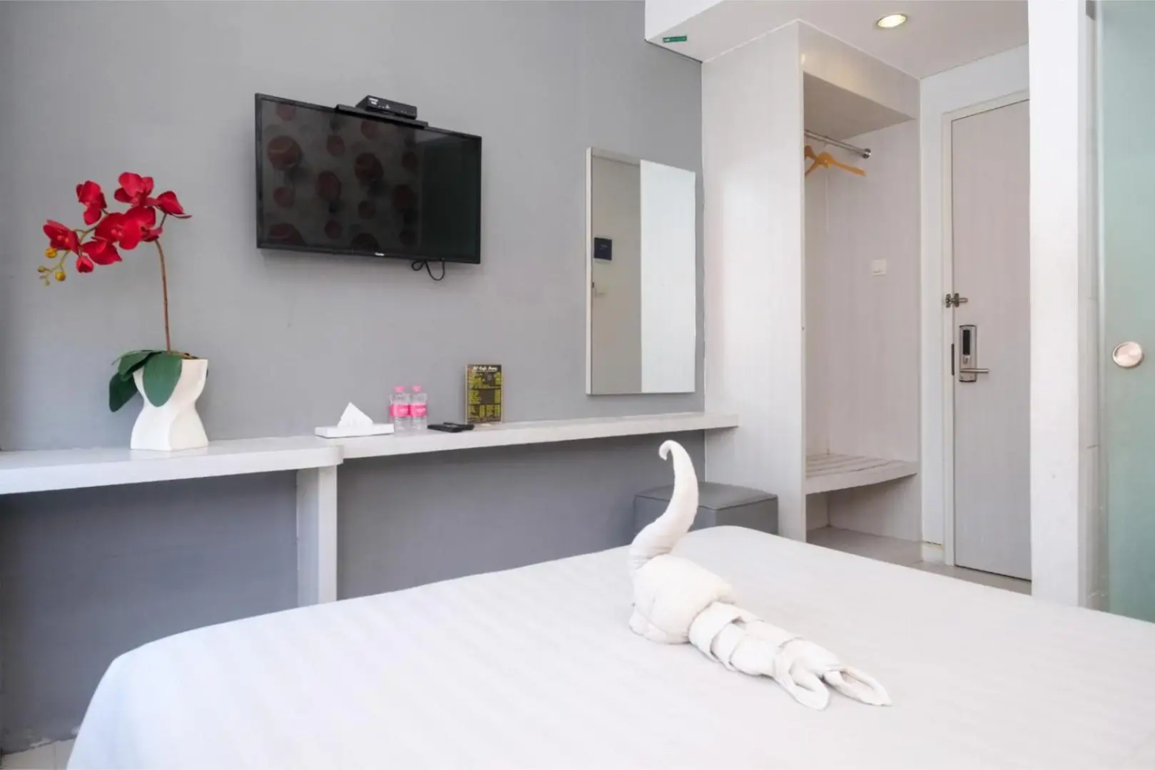 RedDoorz Plus near Ciputra Mall Simpang Lima