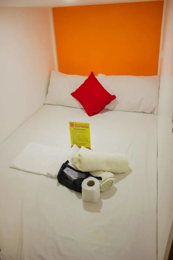 LUXS Capsule Hotel - Hostel - Adults Only