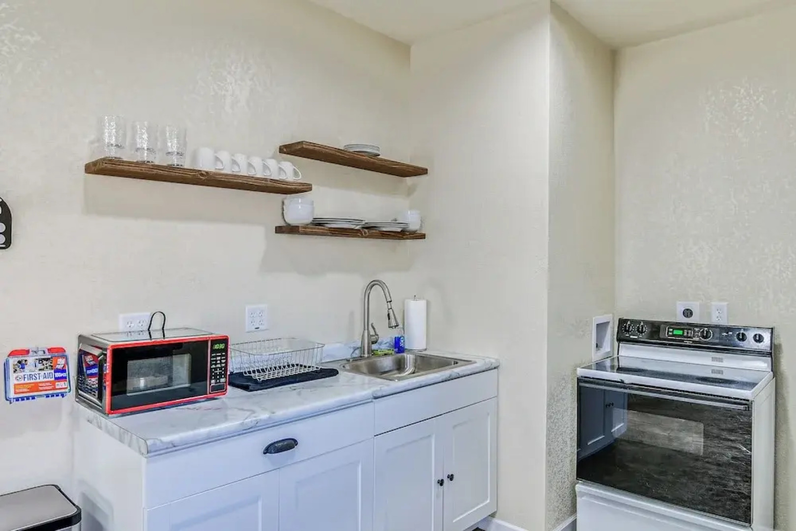 2 Mi to Main St: Newton Guest House